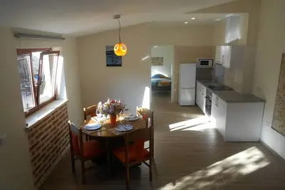 Image de Cottage avec 2 chambres avec les deux salles de bain attenantes dans un village balnéaire