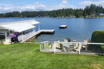 Image de Lakefront House with dock and lots of toys!