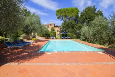 Image de Ancienne villa idéale pour les grands groupes avec piscine et grand parc. Située juste à l'extérieur