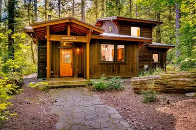 Image de Magnificent Mountain Cabin on 5 Acres Next to Creek, Picturesque Outdoor Space, Hot Tub, Ping Pong