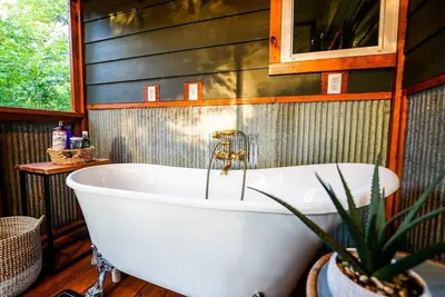 Image de Secluded Woodland Cabin | Eggs & Hot Tub