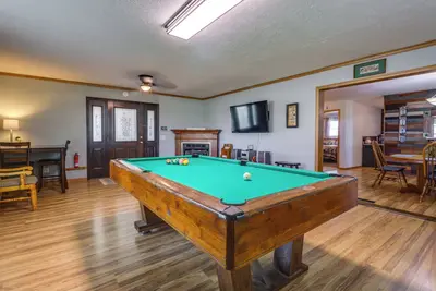 Image de Charming Kaw Lake Country Home w/ Game Room!