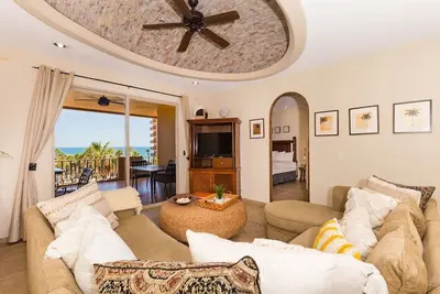 Image de Luxury 2-Bedroom Condo with Stunning Ocean Views at Bella Sirena