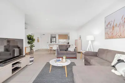 Image de Set right in the heart of Main Street Mornington and short stroll to the beach!