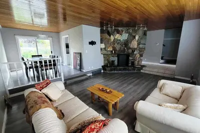 Image de Specious Kamloops House for relaxation with great view in prestigious Sahali.