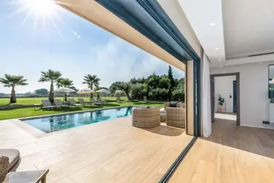 Image de Newly built modern-style villa located at 5 minutes from Place des Lices