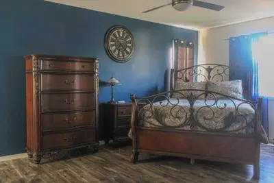 Image de Stay in Central Kelowna, relax in your private 3 Bedroom, 2 bathroom home.