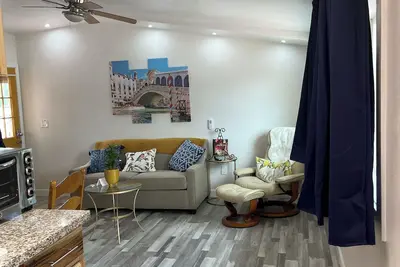 Image de Enchanted Venetian Loft/entire 2nd floor