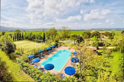Image de Beautiful Tuscan Villa surrounded by greenery between sea and hills