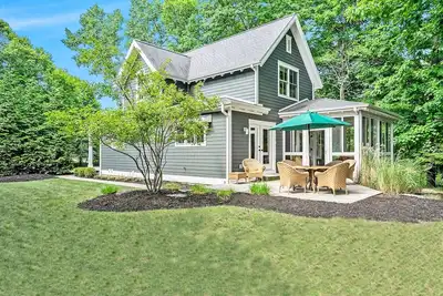 Image de Blue Ivy: High End Home, Walk to Lake Mi Beach, Sunroom, Firepit, On Bike Path