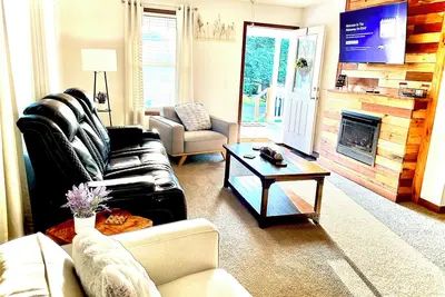 Image de Logan, Ohio in the Heart of Hocking Hills, pool table, king size bed, Firepit