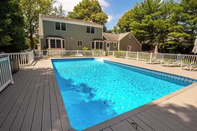 Image de Coastal Haven: Private Pool, Bay Access