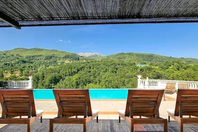 Image de Idéal pour les groupes! Cuisine extérieure, piscine privée, restaurants à pied