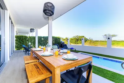 Image de Sweet scape to a beautiful Villa just across Eagle Beach