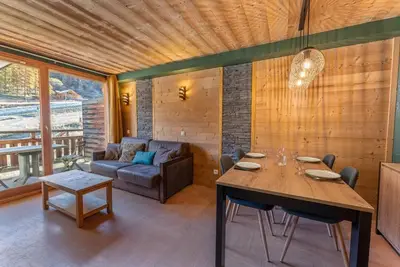 Image de 100m du centre station, 2ème étage, piscine, sauna, balcon, télévision, casier à ski, 33m²