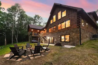 Image de Pool, HotTub, FirePit, EVCharger, & Great Location