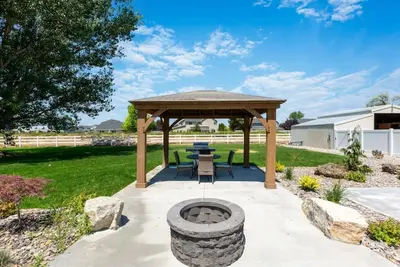 Image de Verdant Valley | 5br on 1 Acre • Game Room • Balcony • Fire Pit • Family Retreat • Nampa