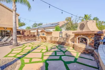 Image de Backyard Dream: Pool, Putting Green & Pizza Oven