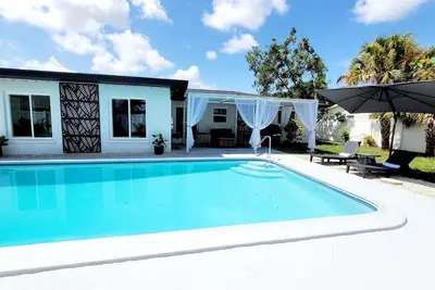 Glamorous 3br/2ba Pool House in Venice -8min from Beach