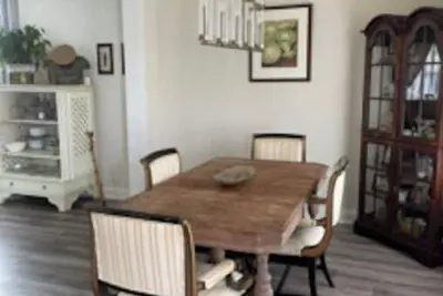 Image de Charming home 3 miles from the Square!