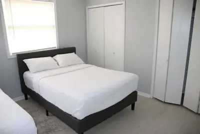 Image de Newly Renovated Charming Family-Friendly Retreat in Harper Woods: