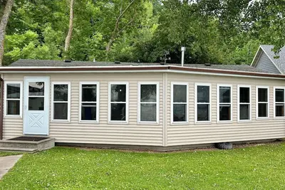 Image de S Side Lake Melissa ~ Flat Lot ~ Heart of Dl Lakes Country ~ Sunroom ~ Sandy