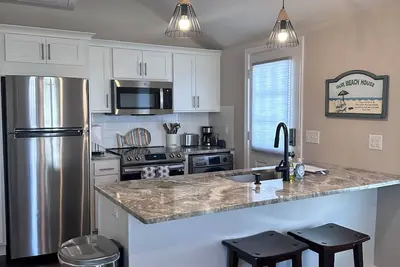 Image de Rare Find! Newly Renovated Modern Beach House. Walk to the Sand in Minutes!