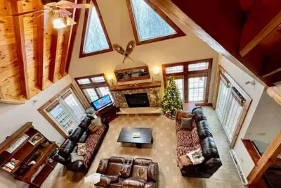 Image de Entire Chalet! Hot Tub! Vaulted Timber Ceiling! Ac\n