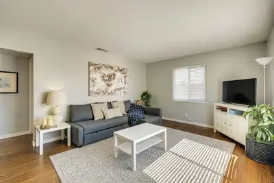 Image de Modern Sacramento Gem ~ 4 Mi to Downtown!