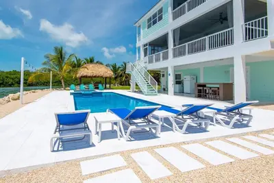 Image de Sunset Paradise on Coco Plum with Pool, Tiki Hut, Boat Ramp, Water Views, Luxury