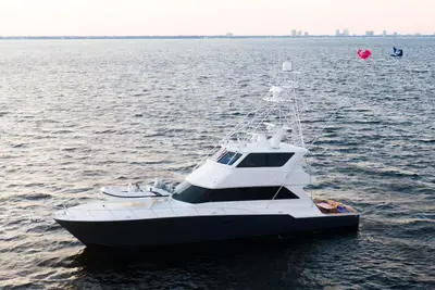 Image de 72' Viking Yacht settled in the heart of downtown Tampa