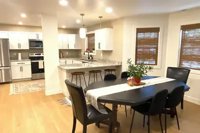 Image de New & Sleeps 14! Spacious and modern home- located in the heart of Bolivar!