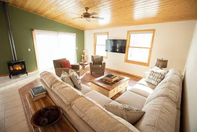 Image de Comfortable, modern, family-friendly cabin on 320-acre lake with many amenities