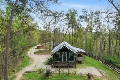 Image de Larkspur Cabin with Hot Tub near Red River Gorge