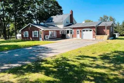 Image de Red Brick Farm House\n