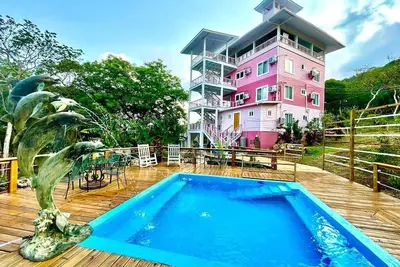 Image de Hummingbird Caribbean views with 9-BRs/6-Baths, on the island of Utila, Honduras