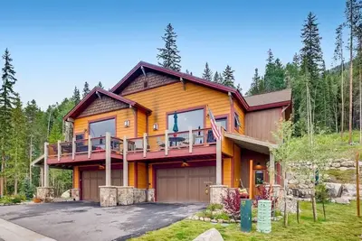 Alders 3br townhome - w/ hot tub, driveway, shuttle to slopes, and more!