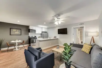 Global Cup Hello Gorgeous Flat near Downtown!