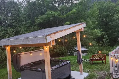 Image de Citq307848\nChalet Le Serein à St-Zénon. \nNext to River with 3 Room and Spa. \n