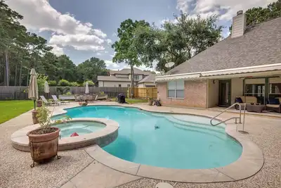 Image de Montgomery Home w/ Yard, Pool & Hot Tub!