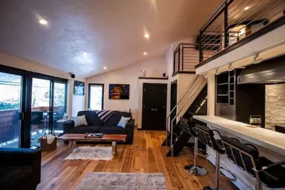 Image de Aspen Downtown with Fireplace, Patio, Parking, W/D