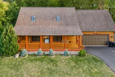 Image de Elina’s  Log Cabin, new on the market, steps from Devil’s Lake State Park.