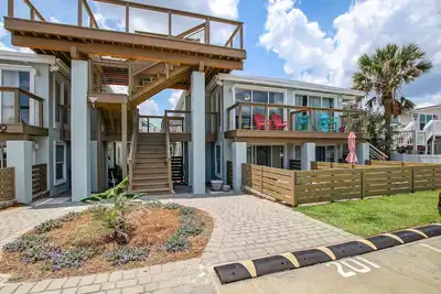 Image de 2 Bedroom/2 Bath Across from the Beach