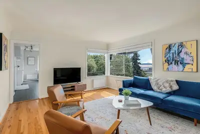 Image de Queen Anne Charmer with Views of Puget Sound!