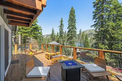 Image de Chic Pet-Friendly Escape w/ Desk, Queens, Hot Tub, Game Room & Stunning Lakeview