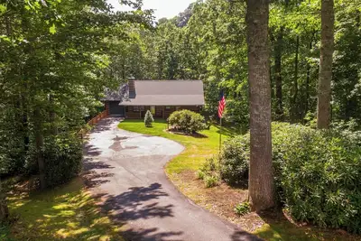 Image de A Private Oasis - paved, close to town, all kings, large TVs, adjustable bases for added comfort!