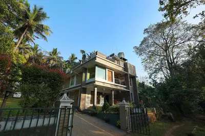 \"serene Stream: 5-bed Luxury Haven Near Athirappilly\"