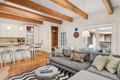 Image de Quiet & Convenient With Great Amenities. Close To Downtown. Large Pool, Ht, Fitness Rm. Parking