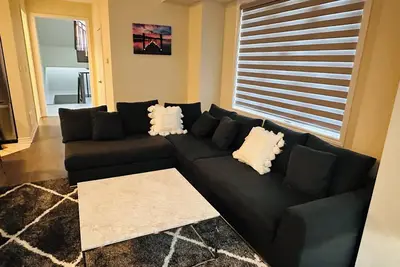 Image de Enjoy custom home, Your Niagara Falls Retreat! 13 mins drive towards Falls