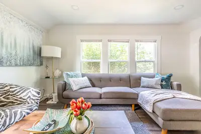 Image de Cozy Craftsman Cottage 10 minutes away from Dt!